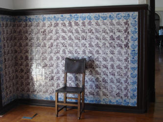 Lambrisering van 11 rijen paarse ruitertegels, omkaderd met blauwe landschaptegels