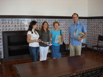 Onze gidsen Dra. Teresa Folhadela en collega Manuela Silva van het Museu Municipal in Figueira da Foz met Francine Stoffels en Johan Kamermans bij de uitwisseling van geschenken