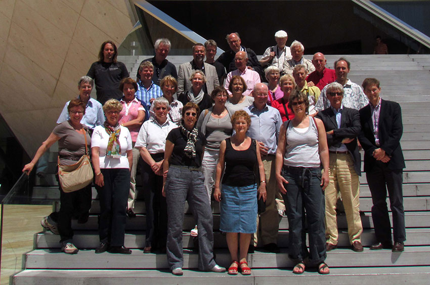 De groep van 29 tegelexperts op de trappen van het Casa da Música in Porto, aan het einde van een meer dan geslaagde tegelstudiereis